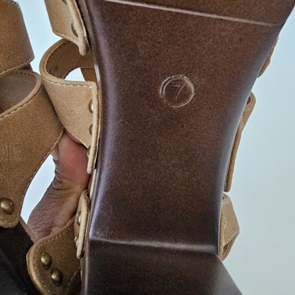 C Comfort Womens Sandals Tan Slingback Size 7 Casual Platform Thick Heel - Picture 9 of 9